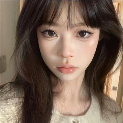 她在这里