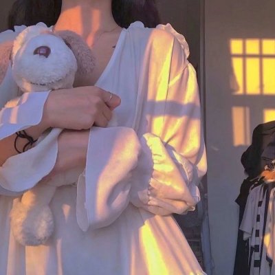 泳池里的女人